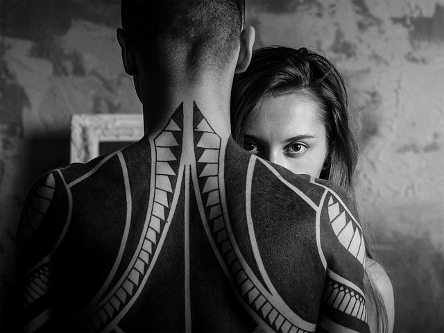 tatuaggio blackwork grafico su spalla con contrasti pieni e vuoti